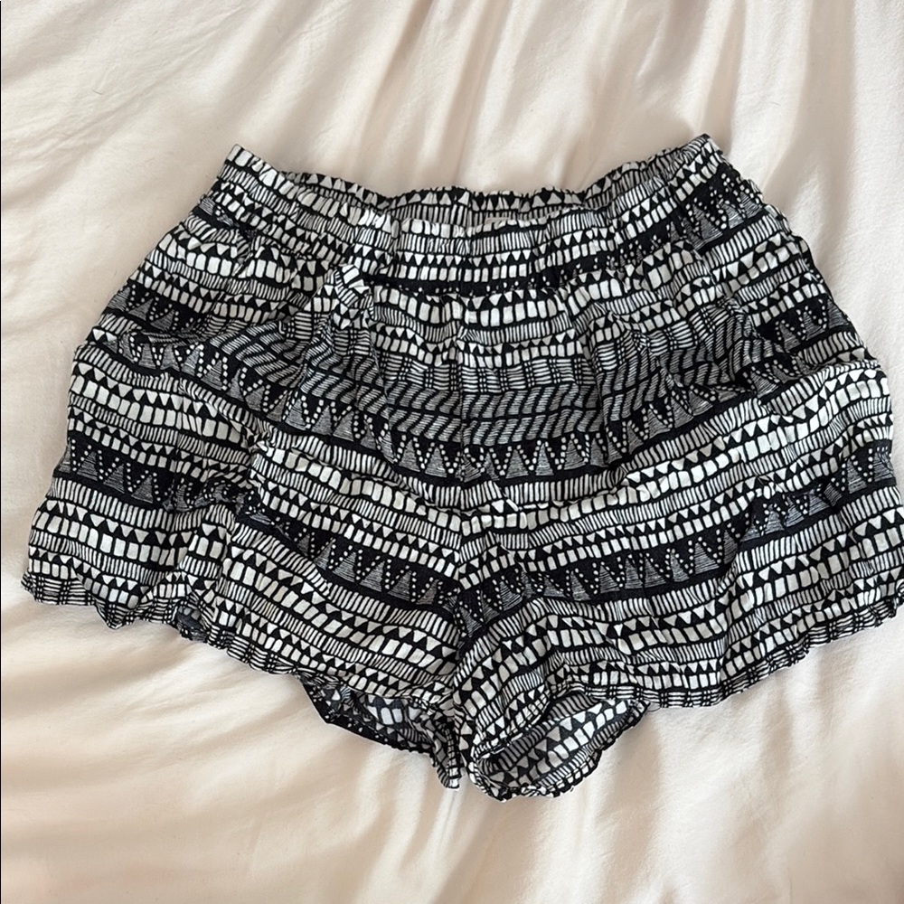 E&M Black and White Geometric Patterned Women's Shorts
